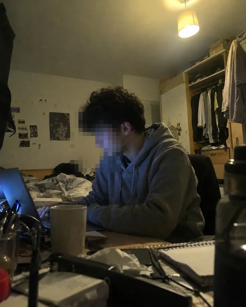 El creador de Lock In estudiando de noche en su habitación, con la cara pixelada